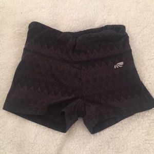 Mid rise work out shorts small